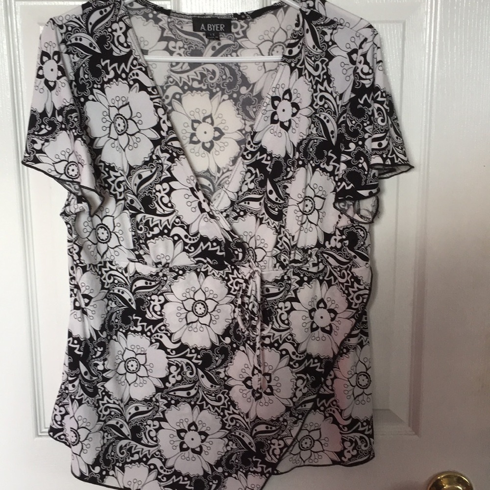 A. Byer Women's short sleeve B&W pretty blouse 1X